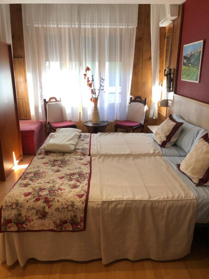 Hostal Escartin ซาบิญานิโก ภายนอก รูปภาพ