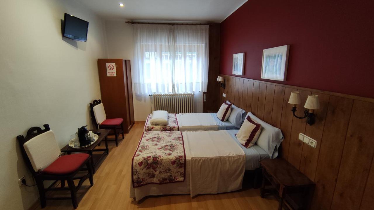 Hostal Escartin ซาบิญานิโก ภายนอก รูปภาพ